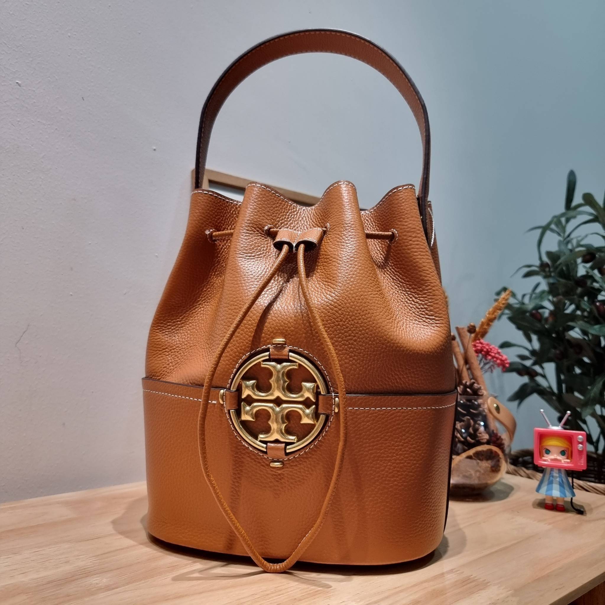 TORY BURCH MILLER BUCKET BAG / Tory Burch Bag รุ่นยอดนิยม สวยหรู ดูผู้ดี กับกระเป๋าสะพายบัคเก็ตใบใหญ่ โดดเด่นด้วยโลโก้สีทอง รูปทรงคลาสสิค