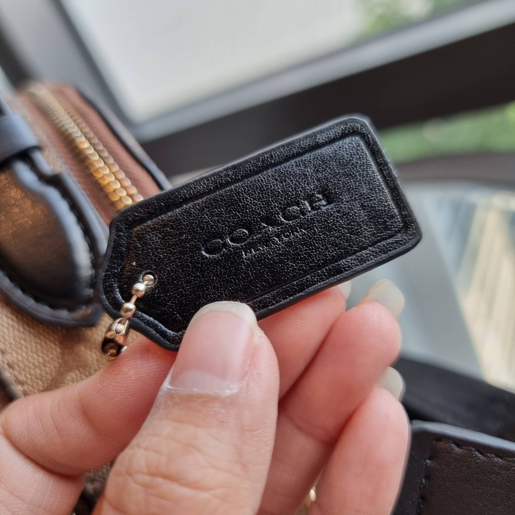 OUTLET 】COACH 1591 SERENA SATCHEL IN SIGNATURE CANVAS กระเป๋าสะพายคอลเลคชั่นยอดฮิต ดีไซน์ลุคผู้ดี ต้องยกให้น้องใบนี้เลย!! จัดสีขายดี สีลุคคุณหนูมาให้ สวยตาแตก!! วัสดุหนังแคนวาส เปิด-ปิดด้วยซิป 2 ช่องหลัก ภายในเป็นช่องโล่ง เก็บของได้แบบสบายๆ ใส่มือถือได้ทุ