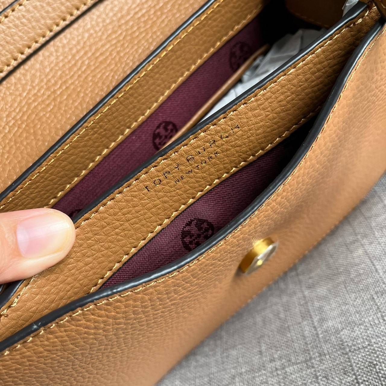 TORY BURCH BRLTTEN SMALL SADDLE BAG / Tory Burch Britten Flap Shoulder Bag กระเป๋าสะพายข้าง วัสดุหนังแกะแท้ ด้านหน้าประดับโลโก้แบรนด์ เปิด-ปิดกระเป๋าแบบกระดุมแป็กแม่เหล็กแน่นหนา ภายในมีช่องหลัก ใส่กระเป๋าเงินใบกลาง มือถือได้ทุกรุ่น มีช่องแยกใส่ของจุกจิกอี