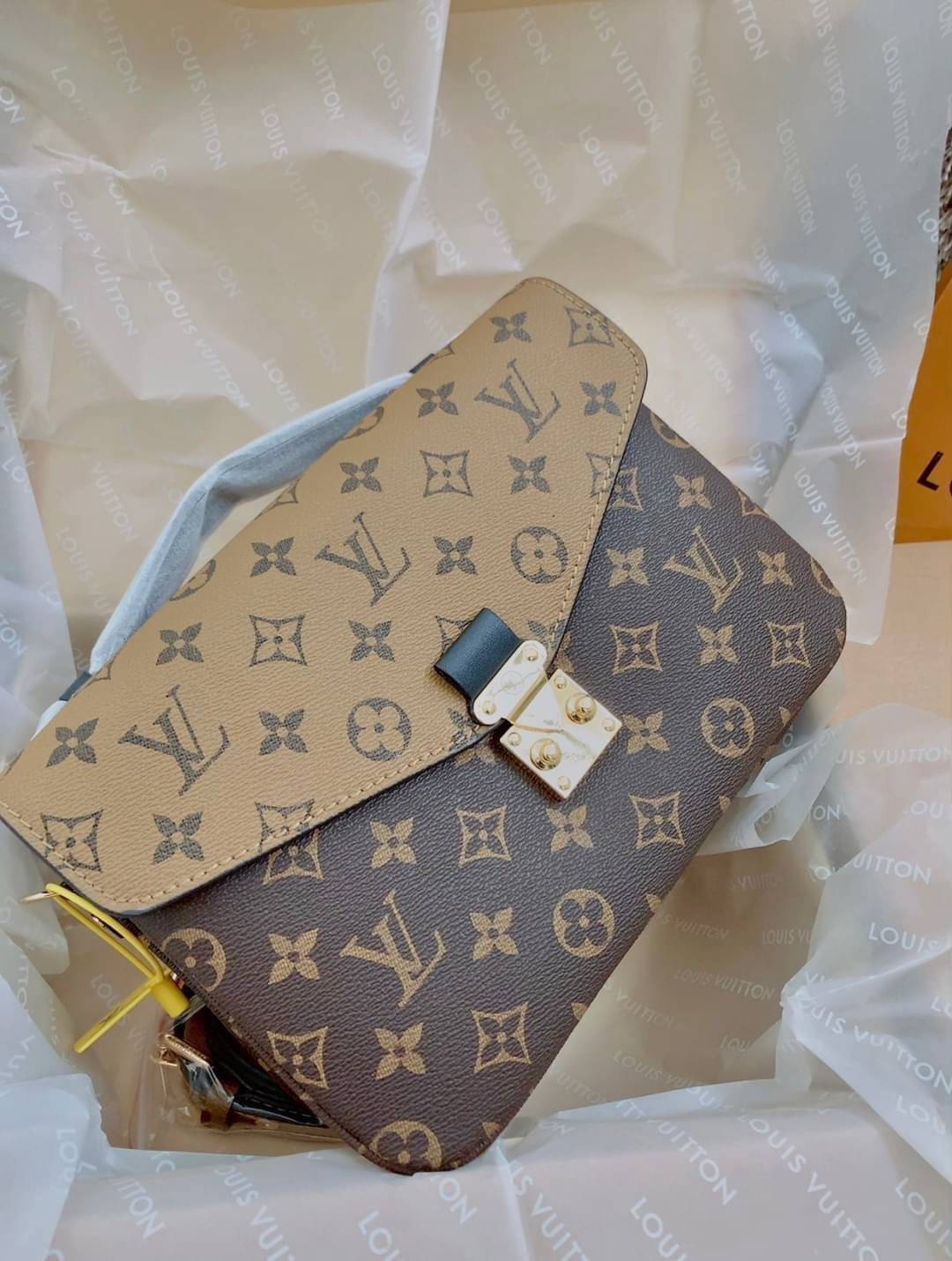 LV Pochette Métis ไอเท็มนำแฟชั่นที่น่าดึงดูดใจอย่างยิ่ง กระเป๋าที่มีรูปลักษณ์ทรงกะทัดรัดและใช้งานได้สะดวก หนังแท้แคนวาสอย่างดีเลยค่ะ ลาย Monogramอัญเป็นเอกลักษณ์ของแบรนด์