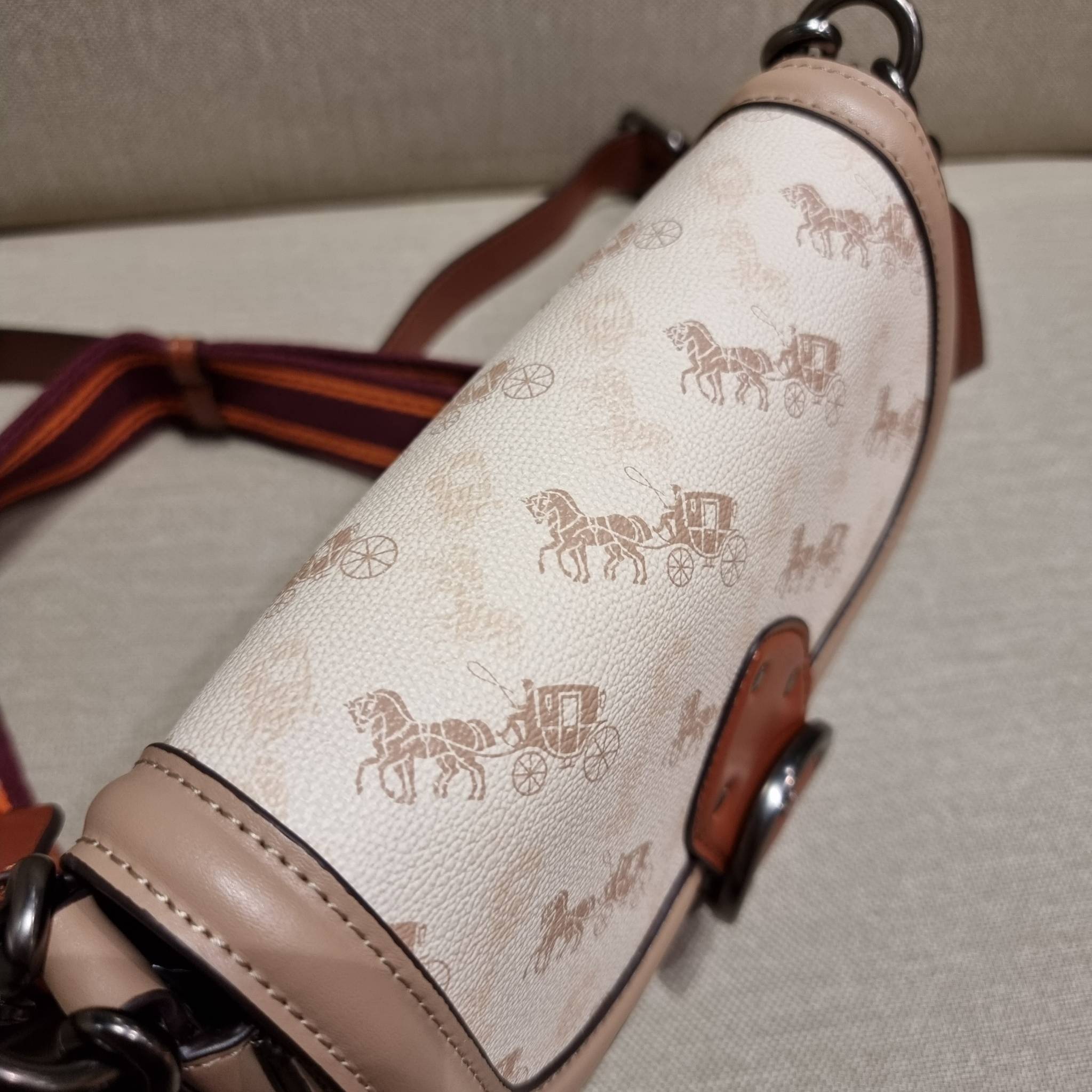 COACH C0745 BEAT SADDLE BAG WITH HORSE AND CARRIAGE PRINT The best item! ที่สาวๆรอคอย! ฮอตไฟลุก! สีหายาก ละมุนคุณหนู คอลเลคชั่นใหม่ ดีไซน์หรูหรา พิเศษมากๆมาพร้อมสายสะพาย 2 เส้น ใช้คู่กันหรือแยกสะพายก็สวยครบสูตร กระเป๋าสะพายทรง saddle คลาสสิค เปิด-ปิดด้วยก