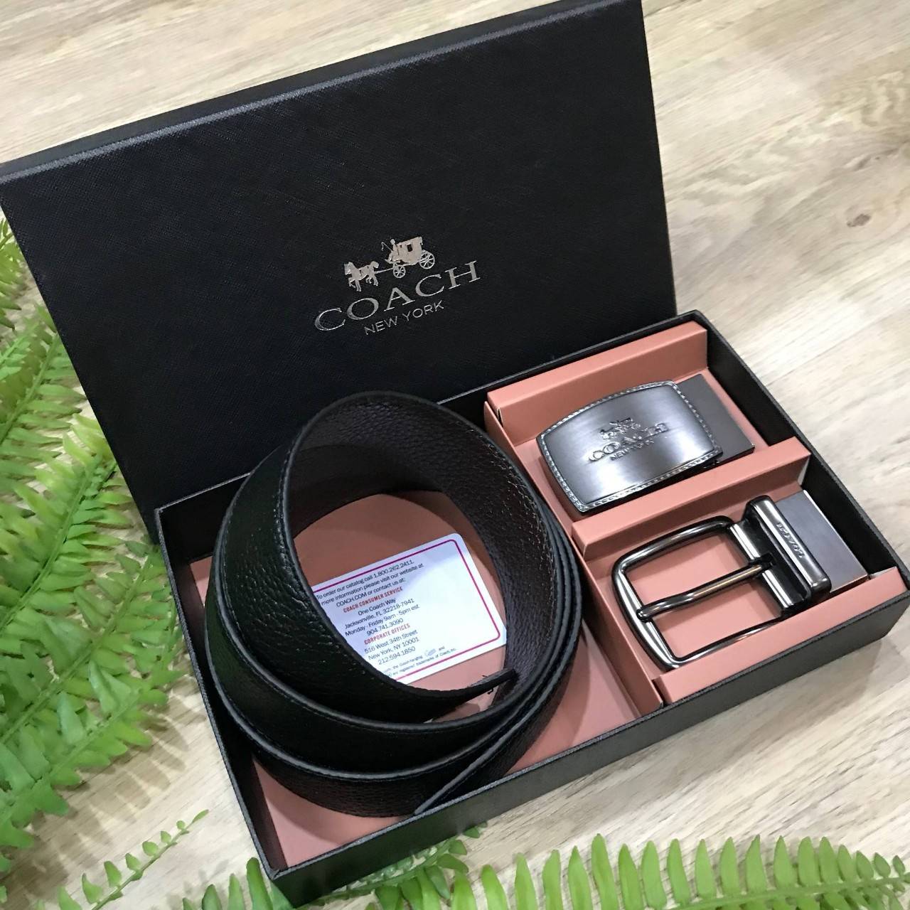 NEW ARRIVAL! ห้ามพลาดเซทสุดคุ้ม ซื้อ1ได้ถึง2! COACH BELT VALUE PACK BOX SET เซทเข็มขัด 2in1 Limited Edition จาก Coach Factory ในเซทมีหัวเข็มขัด2แบบ2สไตล์สวยน่าใช้พร้อมสายเข็มขัดสามารถใช้ได้ทั้ง2ด้าน2สีดำน้ำตาลให้หนุ่มๆสลับใช้ได้ถึง 4 รูปแบบในเซทเดียวไม่จำ