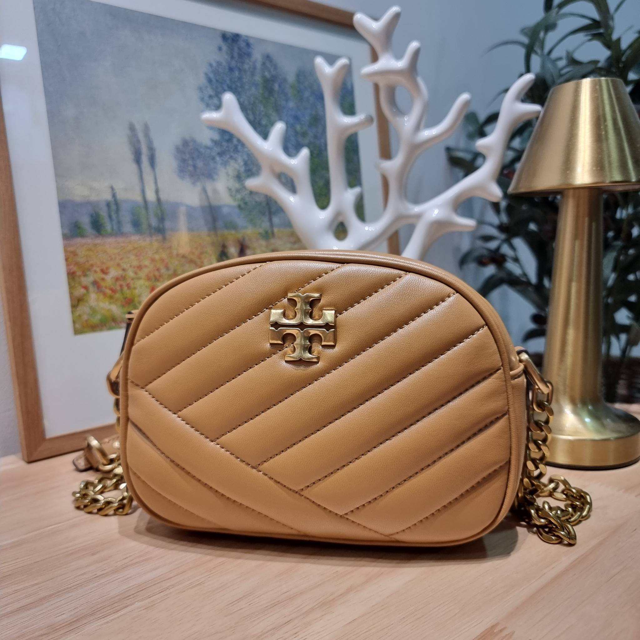 TORY BURCH KIRA CHEVRON SMALL CAMERA BAG / TORY CAMERA BAG / TORY BAG พร้อมส่ง 4 สี กระเป๋าสะพายทรงกล้อง ขนาดกะทัดรัด ไซส์สะพายคล่องตัว ดูหรู ลูกคุณหนู
