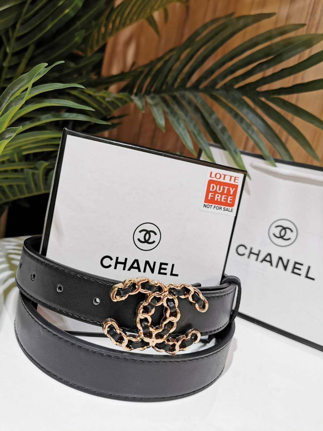 Chanel Vintage Logo Leather Belt VIP Gift With Purchase (GWP) พรีเมี่ยมกิ๊ฟ Limited จาก CHANEL PARFUME DUTYFREE วัสดุ Calfskin หนังแท้เรียบสวย หัวเข็มขัดโลโก้แบรนด์ 3D Vintage สายปรับระดับได้ มาในดีไซน์คลาสสิคเรียบหรูเข้ากับทุกลุ๊คแบบไม่มีเอ้าท์ พร้อม Ori