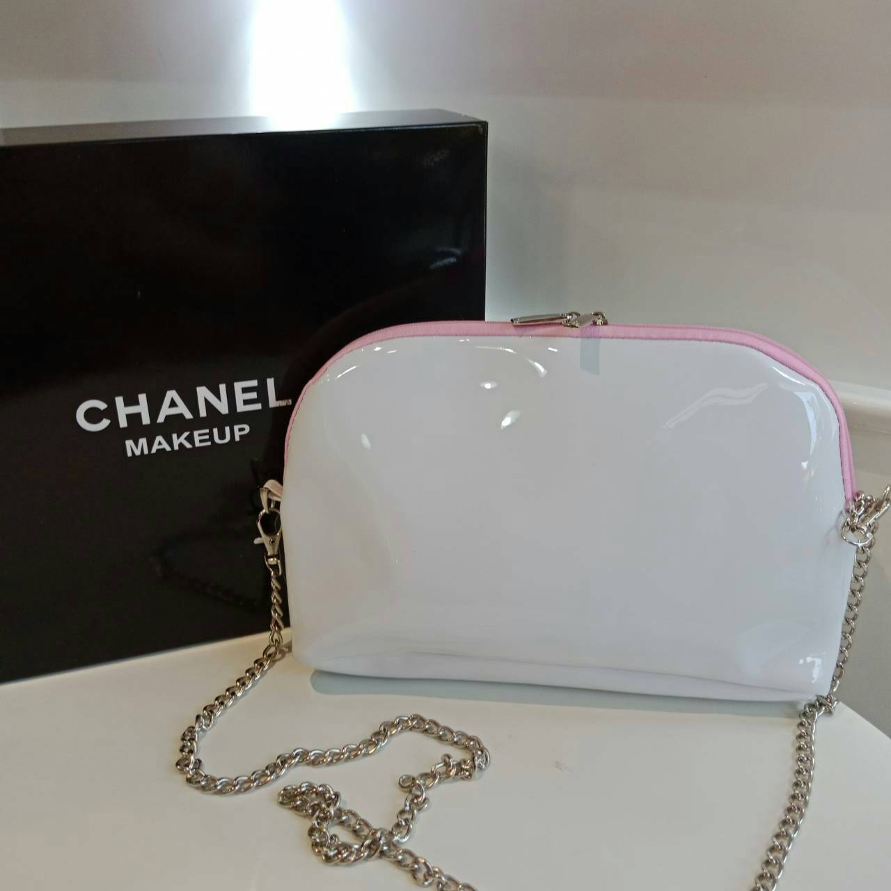 Chanel precision luxury leather clutch with chain จากงานพรีเมี่ยมกิ๊ฟ แบรนด์ดังหนังแก้วมันสวยหรู ด้านหน้า ตกแต่งโลโก้แบรนด์บนเฟอร์สีดำ สายโซ่ยาวสีดำสุดหรู สายถอดเก็บได้ ด้านในบุผ้ามันสีแดง ปั้มแบรนด์แท้ จุของได้เยอะ ใส่มือถือได้ทุกรุ่นไปอีกก จะสะพายหรือถื