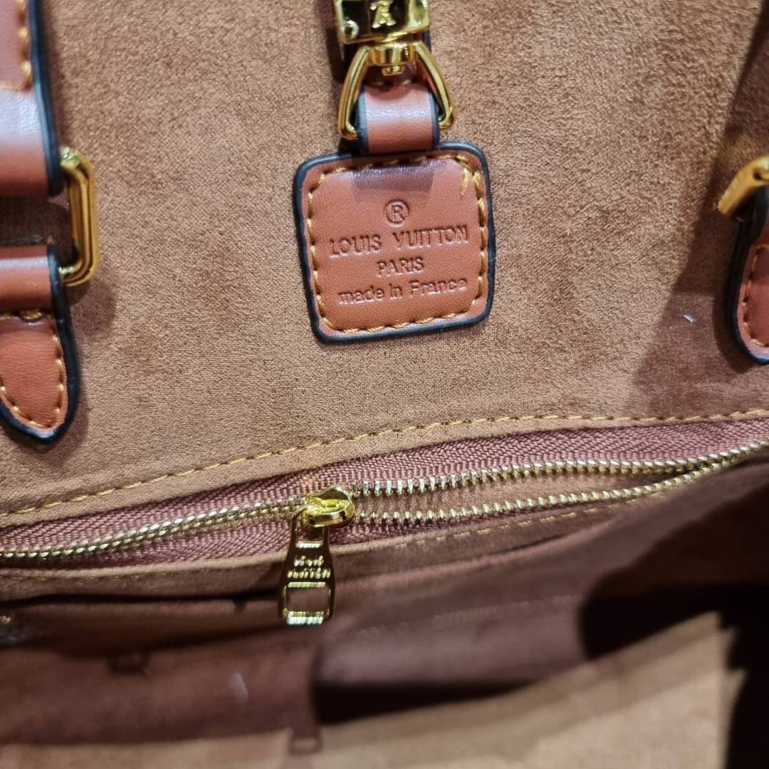 VIP 🥂 LV RAFFIA TOTE BAG ไอเท็มเอ็กซ์คลูซีพใหม่ล่าสุดก่อนใคร กระเป๋าสะพายใบใหญ่รุ่นลิมิเต็ด หายาก ด้วยวัสดุสังเคราห์จากธรรมชาติ สานเต็มใบออกมาเป็นลวดลายสวยงาม และยังโดดเด่นด้วยโลโก้ สีโทนอุ่น ทำให้ไอเท็มนี้ ดูดีน่าค้นหา ด้วยทรงโท้ทที่ทำให้สามารถจั