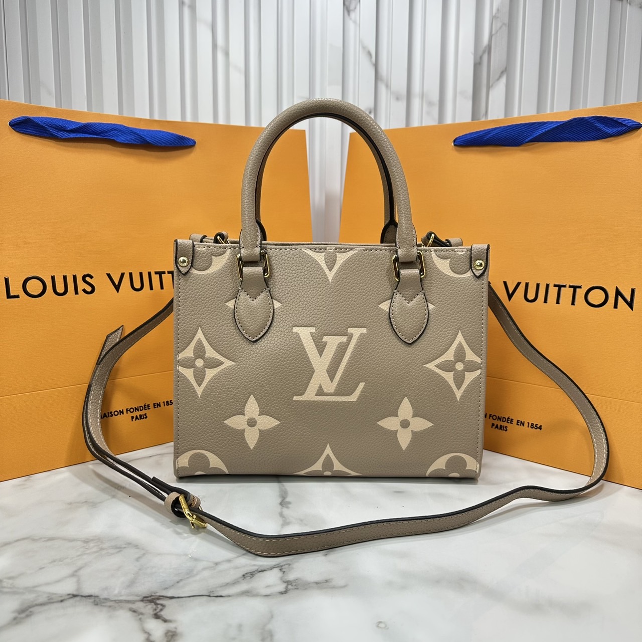 ORI หนังแท้ | LV OnTheGo PM bag กระเป๋าสะพายทรงโท้ท Monogram Empreinte ประทับลาย Medium Bicolor พกพาของใช้ที่จำเป็นอย่างมินิแท็บเล็ต เลือกใช้งานได้หลายรูปแบบ