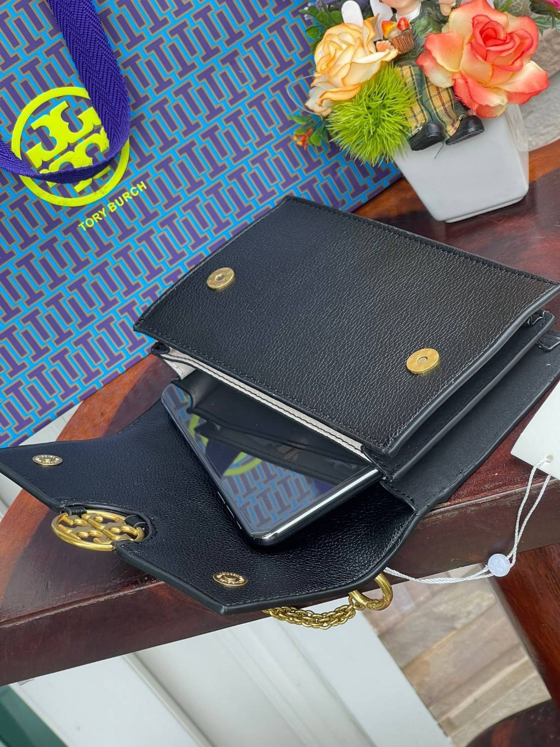 Tory burch miller mini bag หนึ่งในแบรนด์เนมยอดฮิตระดับโลกที่สายแฟชั่นตัวจริงต้องมีสักใบในตู้ เพราะเป็นแบรนด์ที่เหล่าบรรดาเซเลปและดาราใช้กันเยอะมาก รุ่นก็เป็นอีกหนึ่งใบที่คุ้มค่าคุ้มราคามากค่ะ ด้วยดีไซน์กึ่งทางการ กึ่งลำลอง จึงใช้งานได้หลายโอกาส แม้จะมีขนา