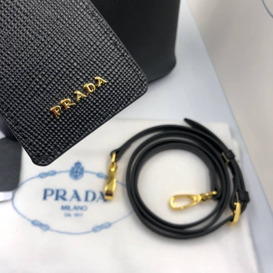 VIP 】หนังแท้ Prada Panier Bag Medium Saffiano Leather พร้อมส่งที่ไทย กระเป๋าสะพายข้างทรงบัคเก็ต จุของได้เยอะมาก เรียบแต่หรู ต้องใบนี้เลยค่าา