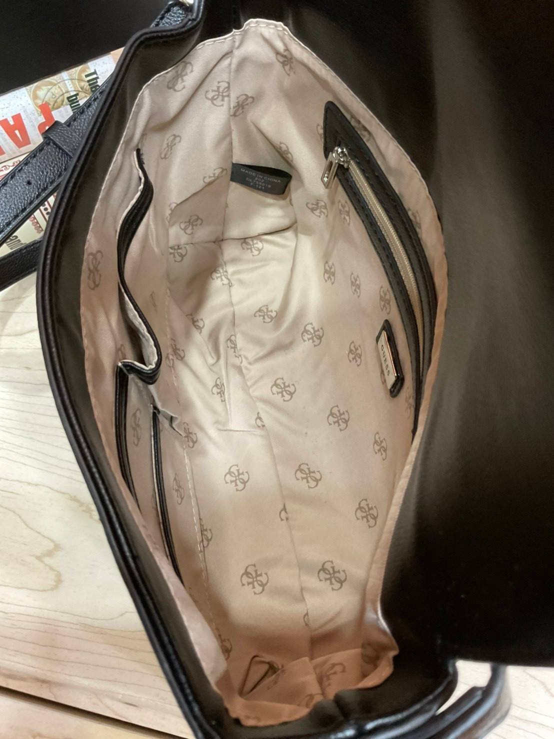 ของแท้ 💯% 】Guess Brit Crossbody Bag in Charcoal Signature Faux Leather and G Monogram Print with Black Leather Flap - Women's Sling Bag กระเป๋าสะพาย Crossbody ทรงเหลี่ยม รุ่นยอดนิยมอีกรุ่นหนึ่งของ Guess ตัวหนังคือดีงามทรงสวย หนังนิ่มน่าใช้มาก