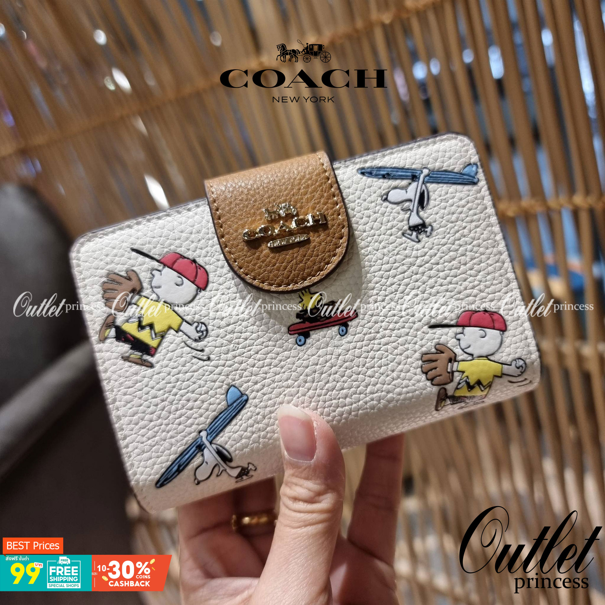 COACH C4899 MEDIUM CORNER ZIP WALLET WITH SNOPPY PRINT น้องใหม่คอลเลคชั่นสุดชิค ดีไซน์ลายพริ้นท์ผองเพื่อนสนูปพี น่ารักน่าใช้ เพิ่มลูกเล่นให้กระเป๋าสตางค์ของคุณไปอีก กับกระเป๋าสตางค์ใบกลาง ขนาดกำลังเหมาะมือ วัสดุหนัง pepble ทนทาน มีช่องใส่บัตรและธนบัตรครบ 