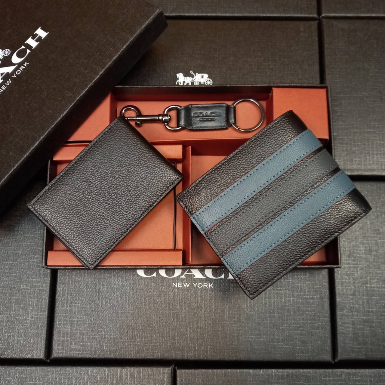 COACH COMPACT ID WALLET IN SPORT CALF LEATHER WITH KEY FOB LIMITED BOX(COACH F74991)🍁BOX SET กระเป๋าสตางค์ใบสั้น มาพร้อมใบลูกแบบแพ๊คคู่+และพวงกุญแจ//วัสดุหนังแท้ หนังนิ่ม เนื้อสัมผัสคือดีมากๆ ยิ่งจับ ยิ่งดูดี มาดเข้มบาดลึกลงตัวมาก ดูมีเสน่ห์น่าค้น
