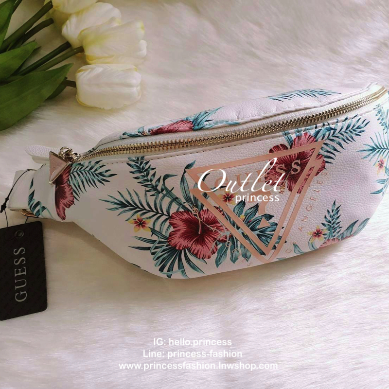 GUESS FERNANDA LOGO FANNY PACK กระเป๋าหนังนิ่มคาดเอว/อกพิมพ์ลายดอกไม้ดูอ่อนหวาน ด้านหน้าปั๊มโลโก้แบรนด์ทรงสามเหลี่ยม ตัวกระเป๋าเปิดปิดด้วยซิปใช้งานง่าย ภายในกระเป๋าโล่งกว้าง สามารถใส่มือถือได้ทุกรุ่น จุของได้เยอะ รับรองถูกใจสาวๆแน่นอนจ้า
