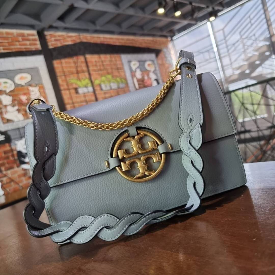 TORY BURCH MILLER SHOULDER BAG รุ่นยอดนิยม รุ่นหายาก รุ่นที่สาวๆตามหา ใบนี้เลย!! สวยหรู ผู้ดีทุกสี กระเป๋าสะพายไหล่ ดีไซน์อยู่ทรง คลาสสิคแฝงความหรูด้วยโลโก้สีทองอร่ามโดดเด่น วัสดุหนัง pepble สลับหนังวัวแท้ เปิด-ปิดด้วยกระดุมแม่เหล็ก ภายในโล่งกว้างมาก แบ่ง
