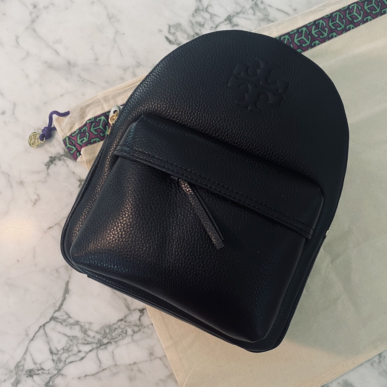 ory Burch Thea Mini Backpack คอลเลคชั่นใหม่ กระเป๋าเป้ไซส์มินิน่ารัก งานหนังเต็มใบสีดำสุดคลาสสิก ไอเท็มเด็ดที่ใครๆก็ต่างรอคอย!! ภายในเป็นช่องโล่ง ใส่ของสำคัญได้สบายๆ สายสะพายสามารถปรับได้ ใบนี้คุ้มค่าราคามากๆ