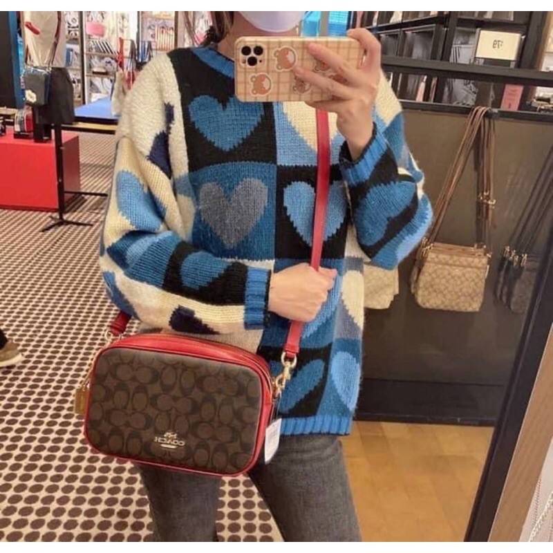 OUTLET 】COACH F68168 JES CROSSBODY IN SIGNATURE CANVAS รุ่นยอดฮิต!! กระเป๋าสะพายข้าง รุ่น 2 ซิป ใบใหญ่จุใจ สีคลาสสิคขายดี!! วัสดุหนังแคนวาสเคลือบลาย เปิด-ปิดด้วยซิป 2 ช่องหลัก ใช้งานง่าย ทรงสวยมากๆรุ่นนี้ มาพร้อมสายสะพาย crossbody ปรับได้ตามตัว ภายในใส่ขอ