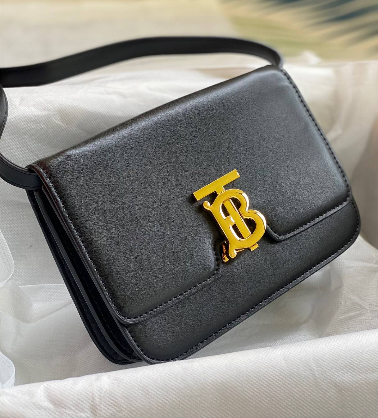 BURBERRY FRAGRANCES CROSSBODY BAG VIP GIFT WITH PURCHASE (GWP) กระเป๋าสะพายพรีเมี่ยมกิ๊ฟ Limited Edition จากน้ำหอม BURBERRY DUTY FREE วัสดุ Calfskin หนังเรียบสวยอยู่ทรงดีไซน์ยอดนิยมประดับโลโก้แบรนด์ทองด้านหน้า เปิดปิดด้วยฝาปิดสัญลักษณ์ตัวB ภายในมีช่องแบ่ง