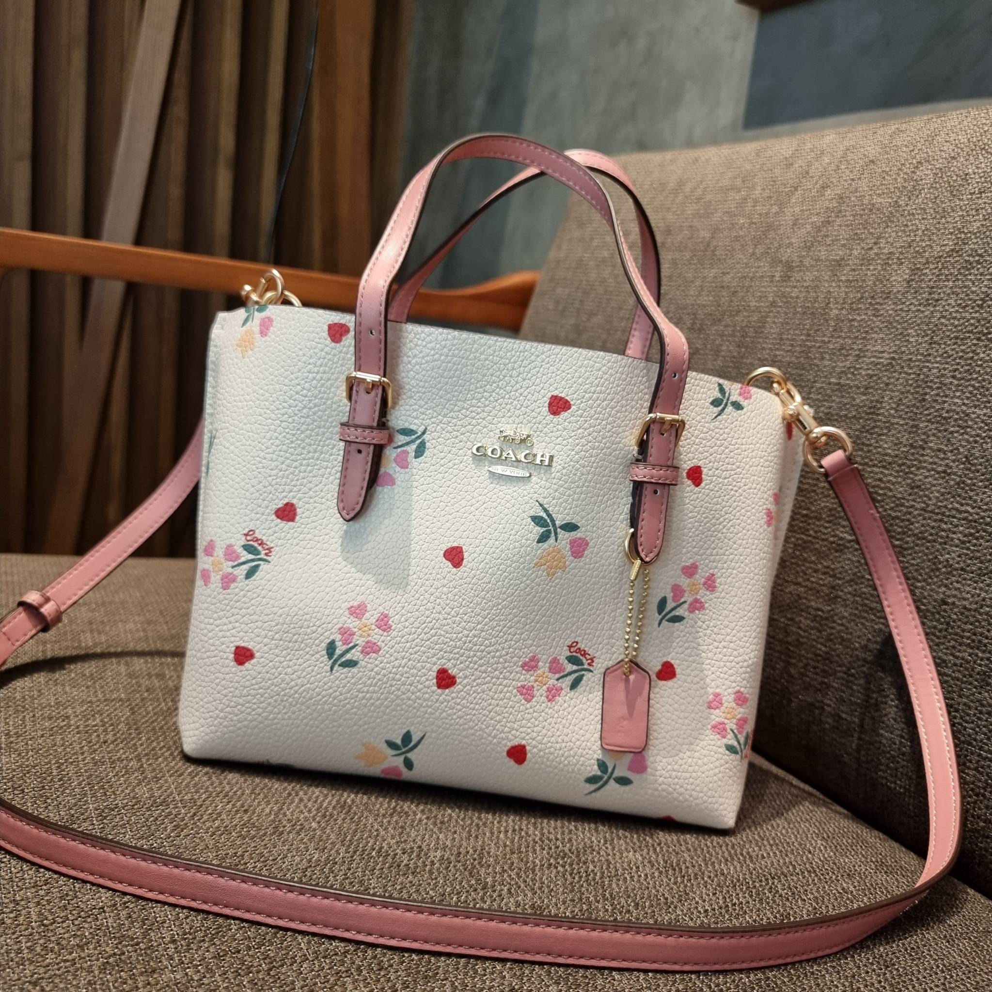 COACH C4084 MOLLIE TOTE 25 WITH HEART FLORAL ดีไซน์ใหม่ล่าสุด กระเป๋าโท้ทไซส์เล็กที่สาวๆต่างก็ต้องปักใจรัก รอบนี้น้องถูกเติมแต่งลวดลายดอกไม้ เพิ่มดีเทลความน่าใช้ไปอีก วัสดุหนัง pepble เรียบหรูดูดีม้าก!! ภายในโล่งกว้าง มีช่องซิปกลางใส่ของได้ ขนาดกำลังดีแบบ
