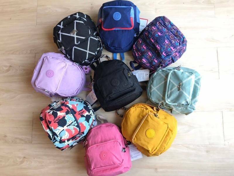 Kipling MINI BACKPACK Small backpack กระเป๋าเป้มินิ ส วัสดุไนล่อน กันน้ำได้ รูปทรงสวย ขนาดกะทัดรัด น้ำหนักเบา สีสันสดใส มาพร้อมสายถอดออกได้ สามารถ เลื่อนปรับสายสะพายได้ 2 แบบสะพายไหล่ , แบบเป้สะพายหลัง ด้านหน้ามีช่องซิป 1 ช่อง ช่องหลักด้านกว้างมีช่องซิป แ