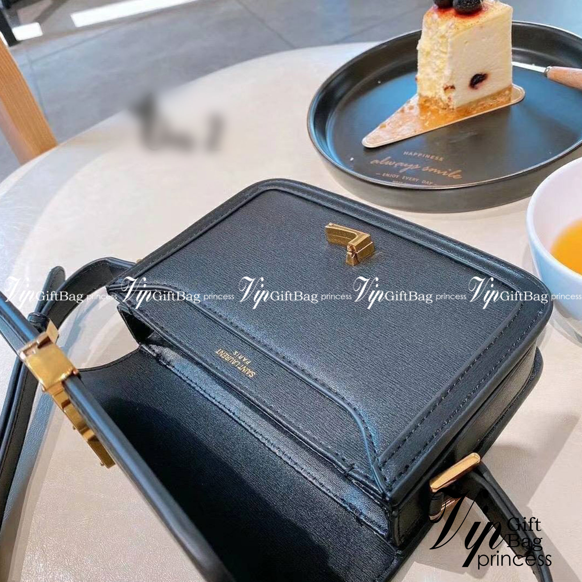ไอเท็มขึ้นแท่น the best seller!! YSL SOLFERINO SATCHEL LEATHER / YSL crossbody bag กระเป๋าสะพายข้าง โลโก้โดดเด่น ดีเทลดูแพงด้วยตัวล็อค ใช้งานง่าย แน่นหนา งานหนังสวยเต็มใบ ภายในเป็นช่องโล่ง ใส่ของสำคัญได้เลยสบายๆ สายสะพายครอส ปรับใช้ได้ตามตัว ใบจริงสวยคม ร