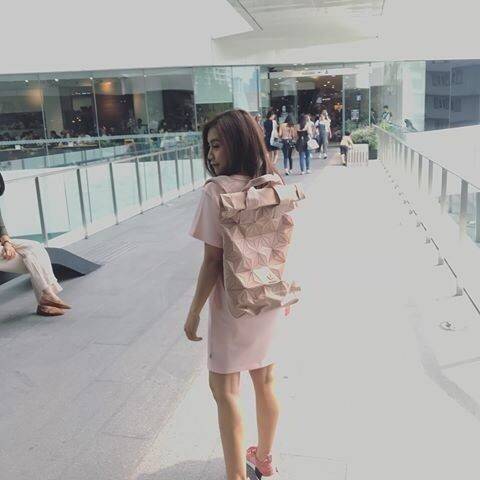 Adidas 3D Roll Top Backpack กระเป๋าเป้ Unisex ดีไซน์สุดฮิตสไตล์ ISSEY MIYAKE ใช้ได้ทั้งชายและหญิง เปิดปิดแบบ Roll Top ด้านหน้ามีโลโก้ ด้านหลังมี1ช่องซิป หัวซิปตีแบรนด์2ฝั่งตามคอลเลคชั่นY2018สวยดูดีใบใหญ่กำลังดีน้ำหนักเบา ภายในกว้างและจุ มีโลโก้ ช่องซิปช่อ