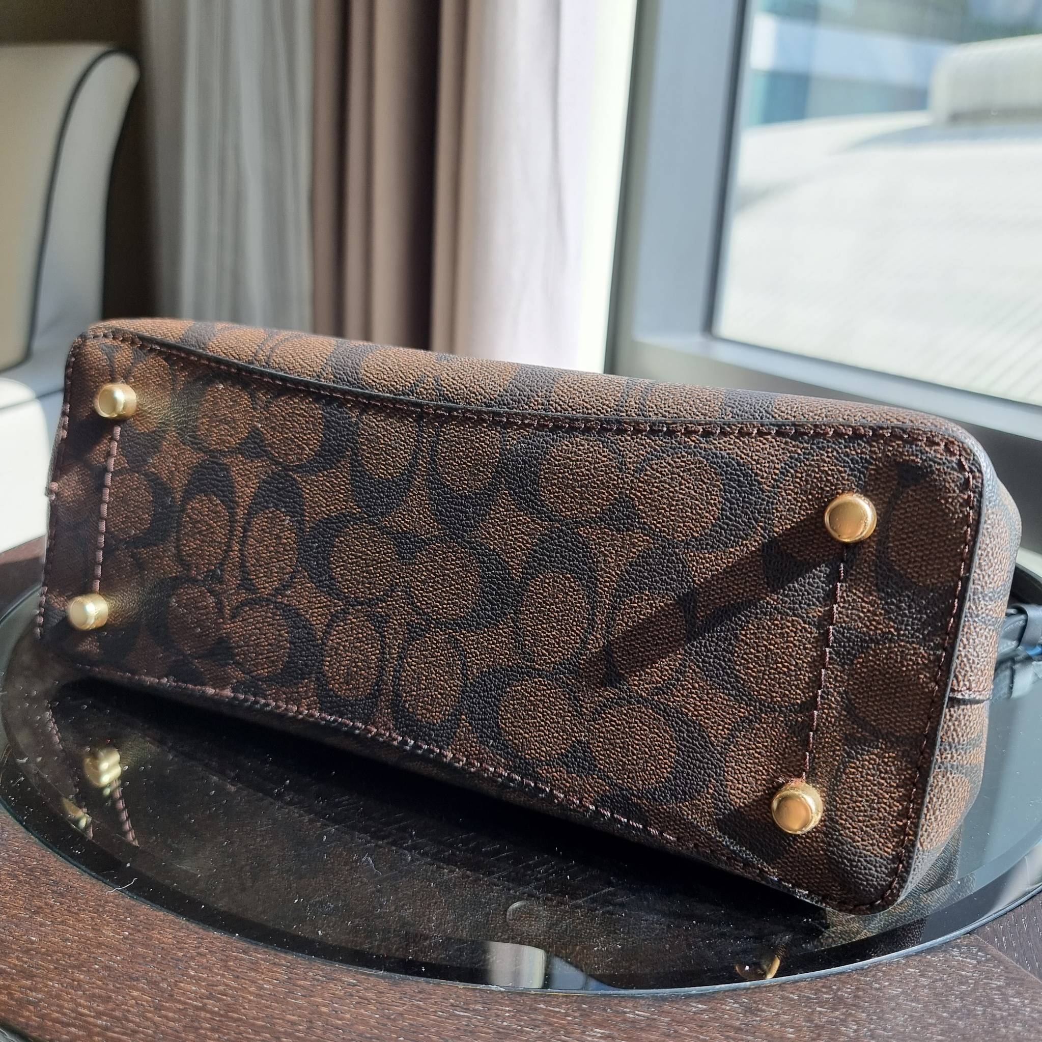 OUTLET 】COACH 73293 MINI AVENUE CARRYALL IN SIGNATURE CANVAS กระเป๋าสะพายรุ่นคลาสสิค คัมแบคแล้วจ้าแม่!! ไซส์กำลังสวย วัสดุหนังแคนวาสคุณภาพดี ด้านข้างเก็บทรงได้ เปิด-ปิดด้วยกระดุมแม่เหล็ก ใช้งานง่าย มีช่องซิป ใบนี้เห็นเล็กๆ แต่จุได้เยอะพอสมควรเลยน้า ɣ