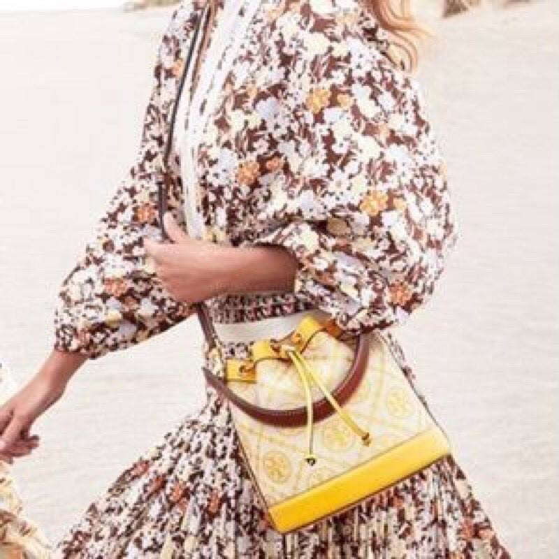 ของแท้ 💯% TORY BURCH Monogram Jacquard Bucket Bag กระเป๋าถือหรือสะพายไหล่ วัสดุผ้า Canvas โลโก้ Jacquard ทรงถัง ตั้งอยู่ทรง กระเป๋าปักลายแบรนด์ สวยหรู สายยาว Crossbody ได้ เปิด-ปิด โดยเชือกรูด เปิด-ปิดพร้อมสลับที่ประดับโลโก้ สวยหรู คุณนาย สุดๆ ไปเ