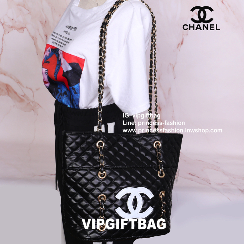 Chanel Tote Shoulder Bag With Chain VIP Gift With Purchase (GWP) สินค้า VIP Gift With Purchase (GWP) รุ่น Limited Edition พรีเมี่ยมกิ้ฟของแท้ กระเป๋าทรง tote วัสดุหนังเรียบลายตาราง สวยหรู อะไหล่ทอง ด้านหน้าแต่งโซ่ร้อยหนัง ดีเทลโดดเด่น พร้อมเย็บโลโก้หนัง C