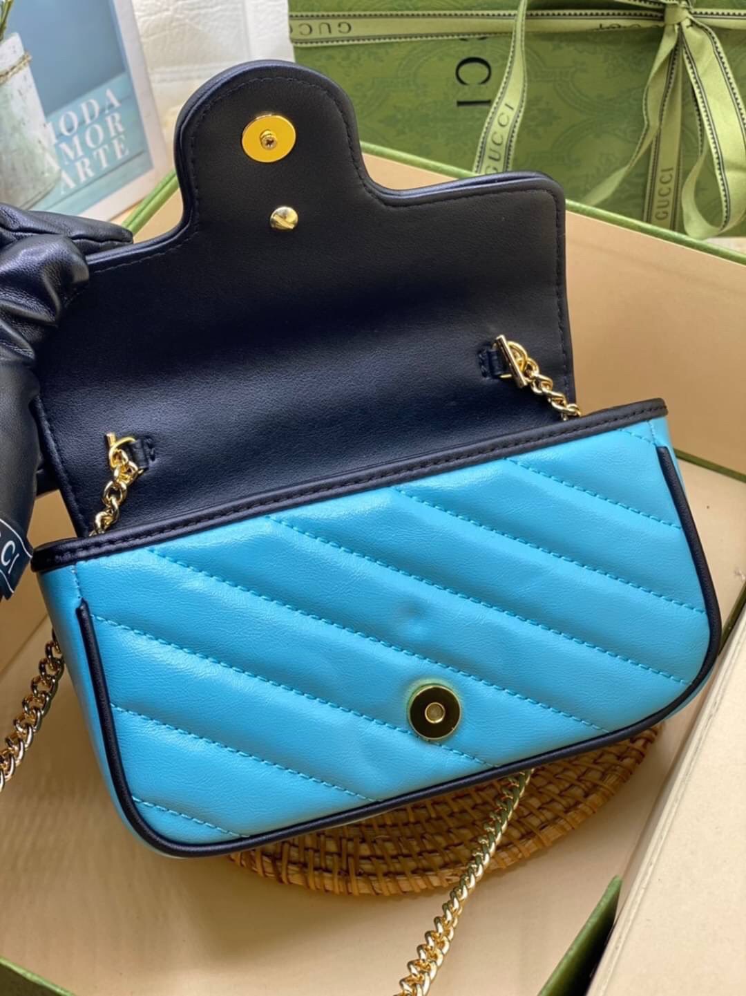 หนังแท้ VIP GIFT 】GUCCI GG Marmont super bag [mini & small] กระเป๋าสะพายข้าง โทนสีสดใสเล่นสีทูโทนตัดกันอย่างลงตัว เฟี๊ยดมากค่ะ ไซส์กะทัดรัด พกพาง่าย น้ำหนักเบา ดีไซน์สวย ภายในโล่งกว้าง มาพร้อมสายสะพายโซ่อะไหล่ทองในตัว ปรับใช้ได้ทั้งแบบสะพายเดี่ยว และสะพาย