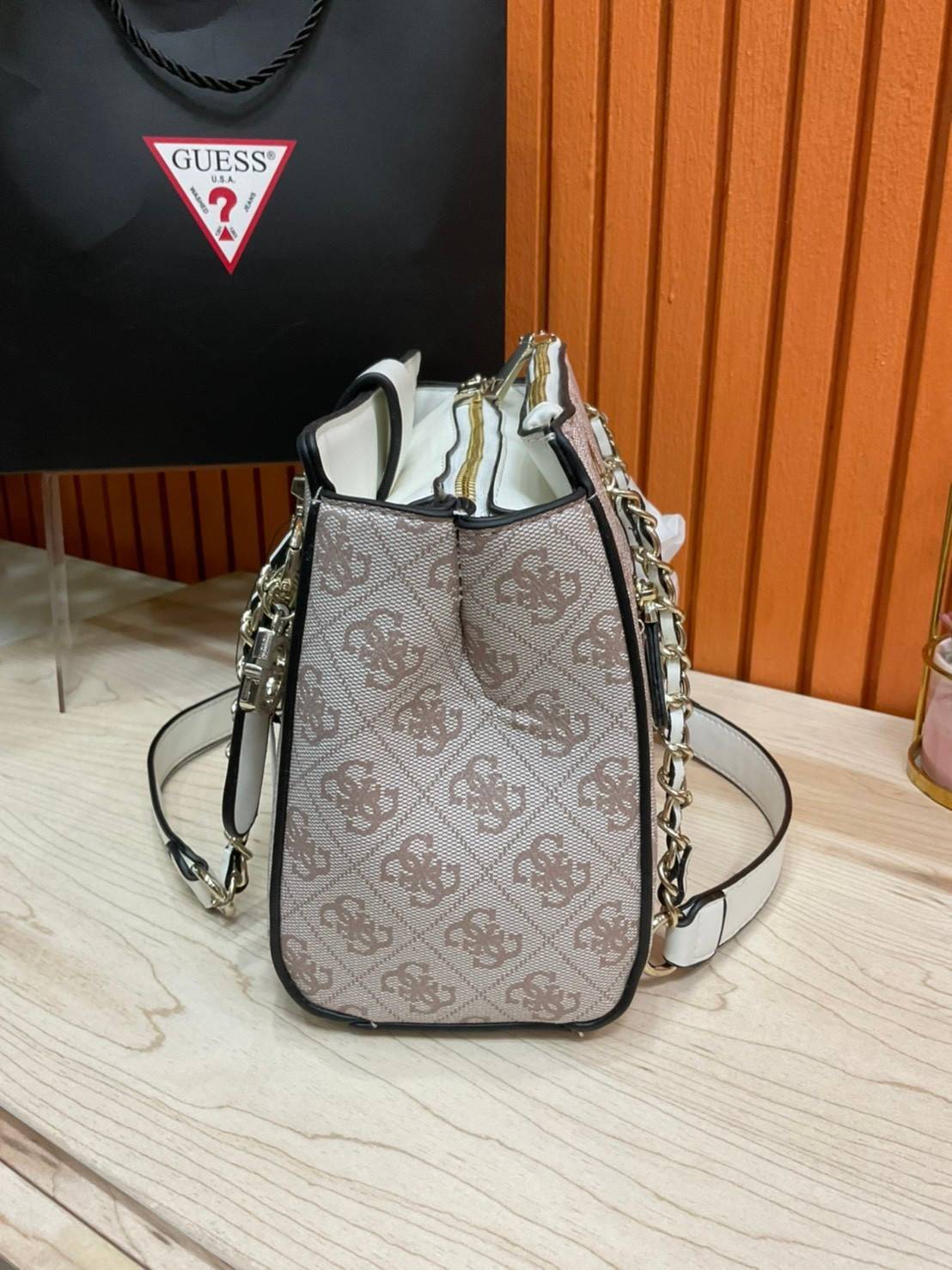 กระเป๋าสะพายไหล่ Guess Logo City Small Society Satchel กระเป๋าสะพายไหล่ ขนาดกำลังดี วัสดุ pu สวยอยู่ทรง มาพร้อมพวงกุญแจน่ารักๆ ถอดออกได้ ด้านหน้าประดับโลโก้แบรนด์ เปิดปิดด้วยซิป มี 2 ช่องหลักใช้งาน ภายในช่องซิปหน้าแยกเป็นสัดส่วนการใช้งาน ซิปช่อง 2 โล่งกว้