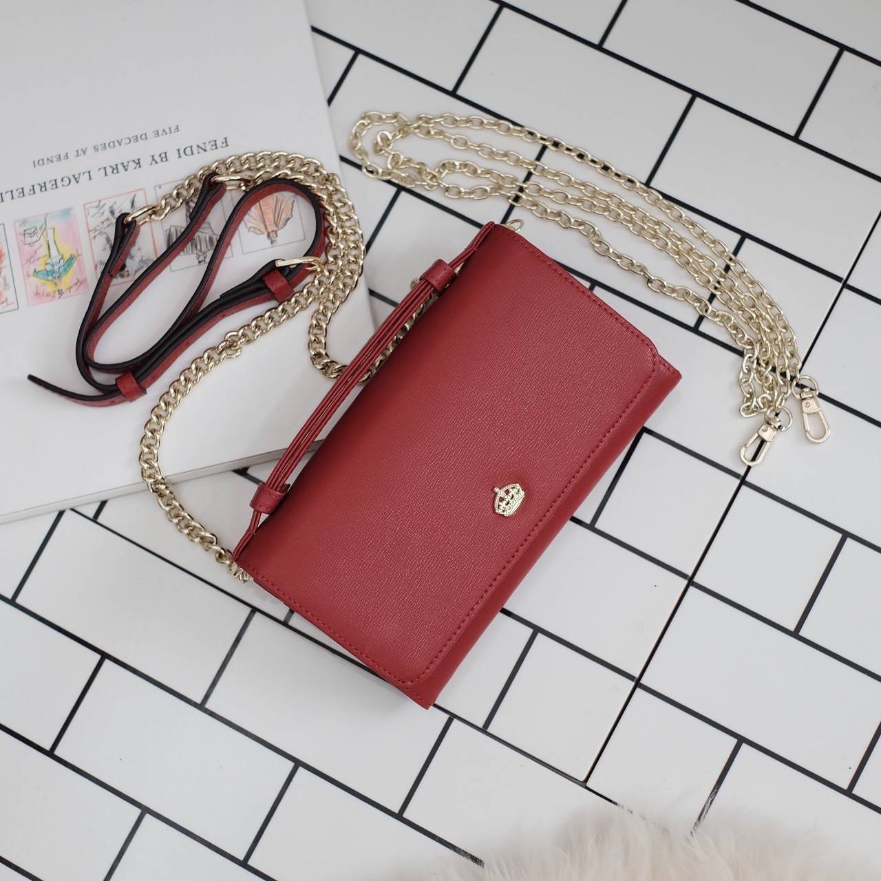 รุ่นขายดี **หนังวัวแท้สวยมาก KEEP • Ari • กระเป๋า สตางค์ยาว ปรับเป็นคลัช หรือถือ สะพาย ก้อได้หมด ขนาด กะลังดี ทรงสวย แค่ใบเดียวจบ! หนังคุณภาพเยี่ยม ภายใน จุของคุ้ม ใส่บัตร ใส่มือถือได้ทุกรุ่น ใบนี้ จะแต่งกับ Look ไหนก้อเข้ากันได้ดีแน่นอนค๊า Don't mis