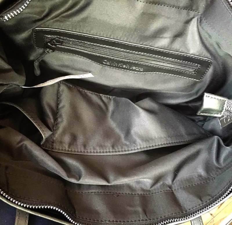 CALVIN KLEIN" JEANS TOTE BAG กระเป๋าสะพาย Calvin Klein Jeans Limited Edition จาก Calvin Klein Jeans วัสดุ Polyester คุณภาพดีเนื้อหนาน้ำหนักเบา ด้านหน้าประดับโลโก้ Calvin Klein Jeans พร้อม TAG ห้อยที่หูหิ้วดูมีดีเทล เปิดปิดด้วยซิปสะดวกใช้ หัวซิปโลโก้แ