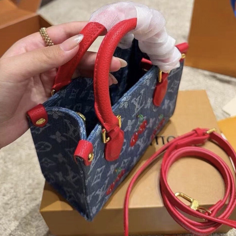 LV OnTheGo BB Monogram cherry denim 18cm กระเป๋าสะพายทรงมินิโท้ท ไอเท็มสุดโดดเด่นมีชีวิตชีวา ด้วยเดนิมวินเทจปักลายเชอร์รี่สีสันสดใสสะดุดตาสะท้อนสไตล์ไอคอนิก ผสานสไตล์ล้ำสมัยเปี่ยมฟังก์ชัน