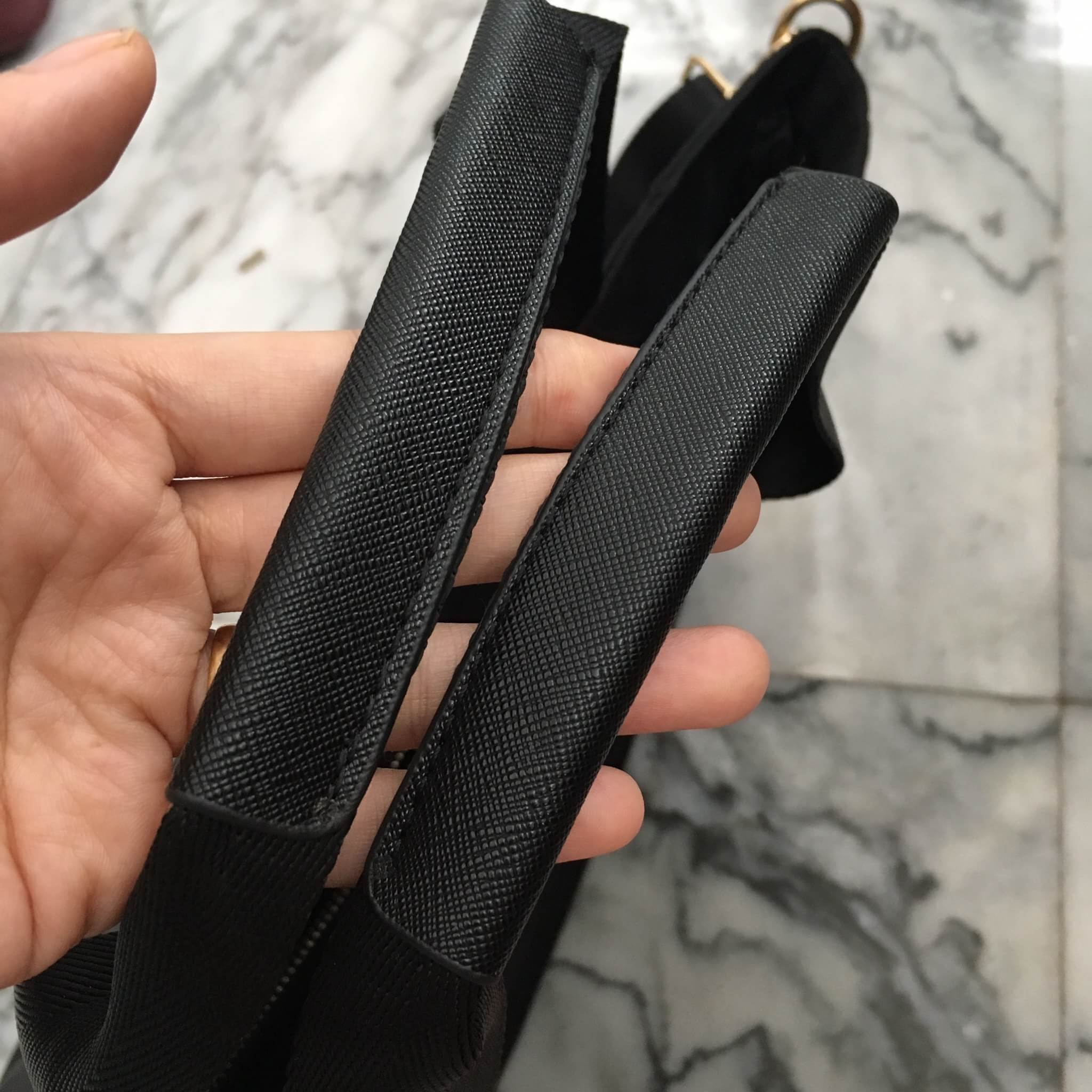 งานพรีเมี่ยมกิ้ฟ จากเคาเตอร์ต่างประเทศคะ 🐼รุ่น Limited edition ค่า ได้ กระเป๋าอเนกประสงค์ ทรง TOTE จากแบรนด์ PRADA มาค่า เป็น กระเป๋าผ้าไนล่อน ตามแบบฉบับของแบรนด์เลย ใบนี้มีสายยาวให้คะ เลิศมาก สะพายเป็น shoulder bag หรือ ถือได้คะ ใช้ได้2ด้าน ด้านน