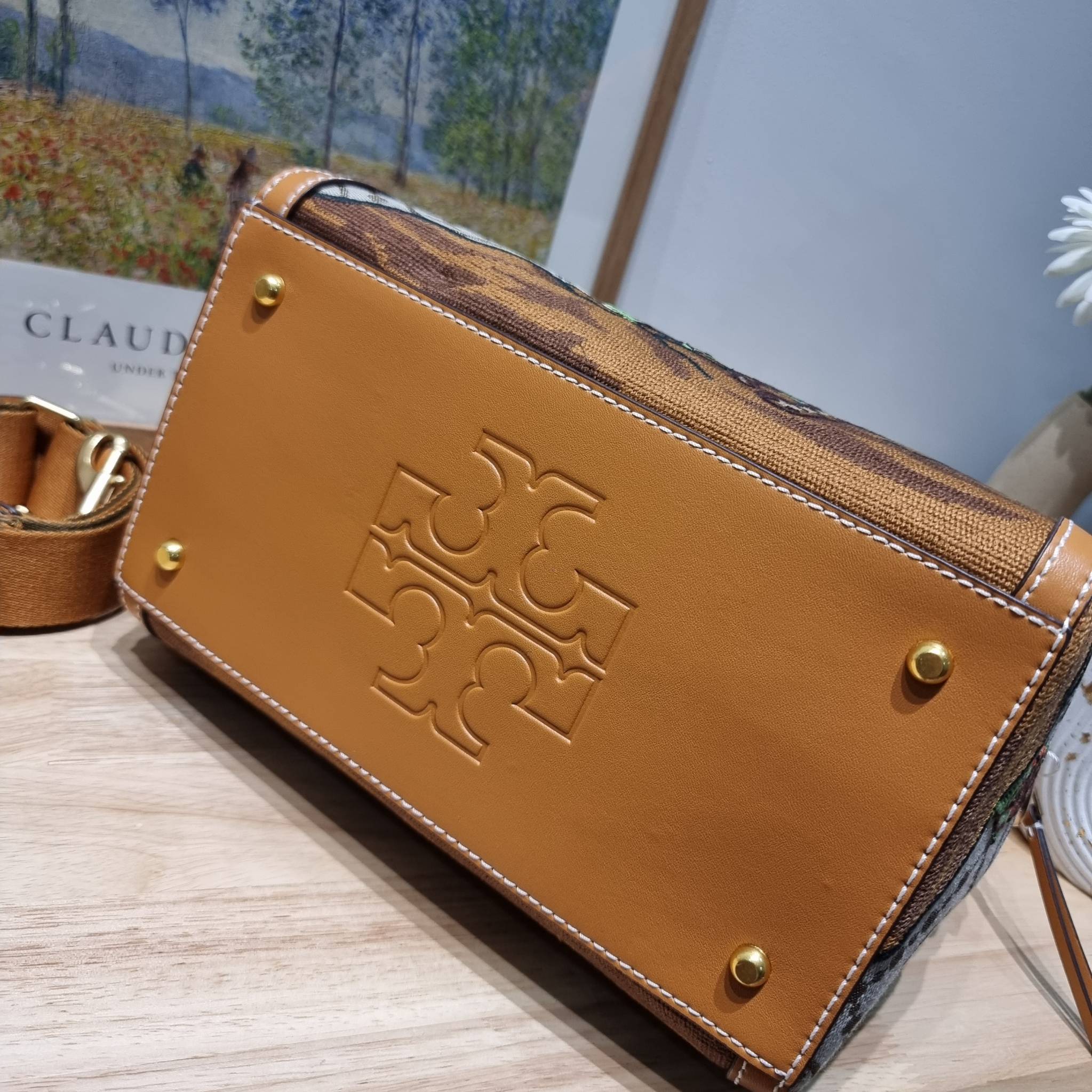 TB Jual Barrell T Monogram / TORY BURCH T MONOGRAM JACQUARD EMBROIDERED DUFFLE คอลใหม่ล่าสุด สวยพร้อมเสิร์ฟแบบไม่ต้องรอพรีฯ ลายโมโนแกรมสุดคลาสสิคที่ถูกดีไซน์รังสรรค์ด้วยงานปักสุดชิค น่าใช้ใจฟูแค่แรกเห็น!!