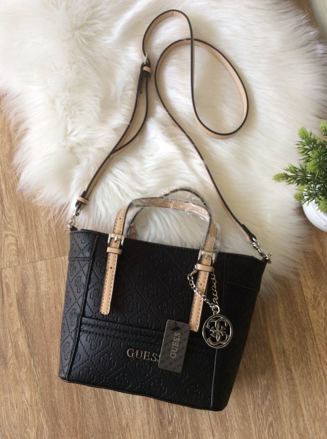 GUESS DELANEY CROSS BODY BAG กระเป๋าถือหรือสะพายรุ่นที่ฮิตและขายดีที่สุดจาก GUESS FACTORY คอลเลคชั่นใหม่วัสดุหนังเรียบปั้มลาย GUESS Signature รอบใบสวยหรูอยู่ทรง ขนาดกำลังดี น้ำหนักเบา ด้านหน้าประดับโลโก้พร้อมพวงกุญแจโลโก้แบรนด์ห้อยที่หูหิ้วถอดเเยกใช้ได้ เ