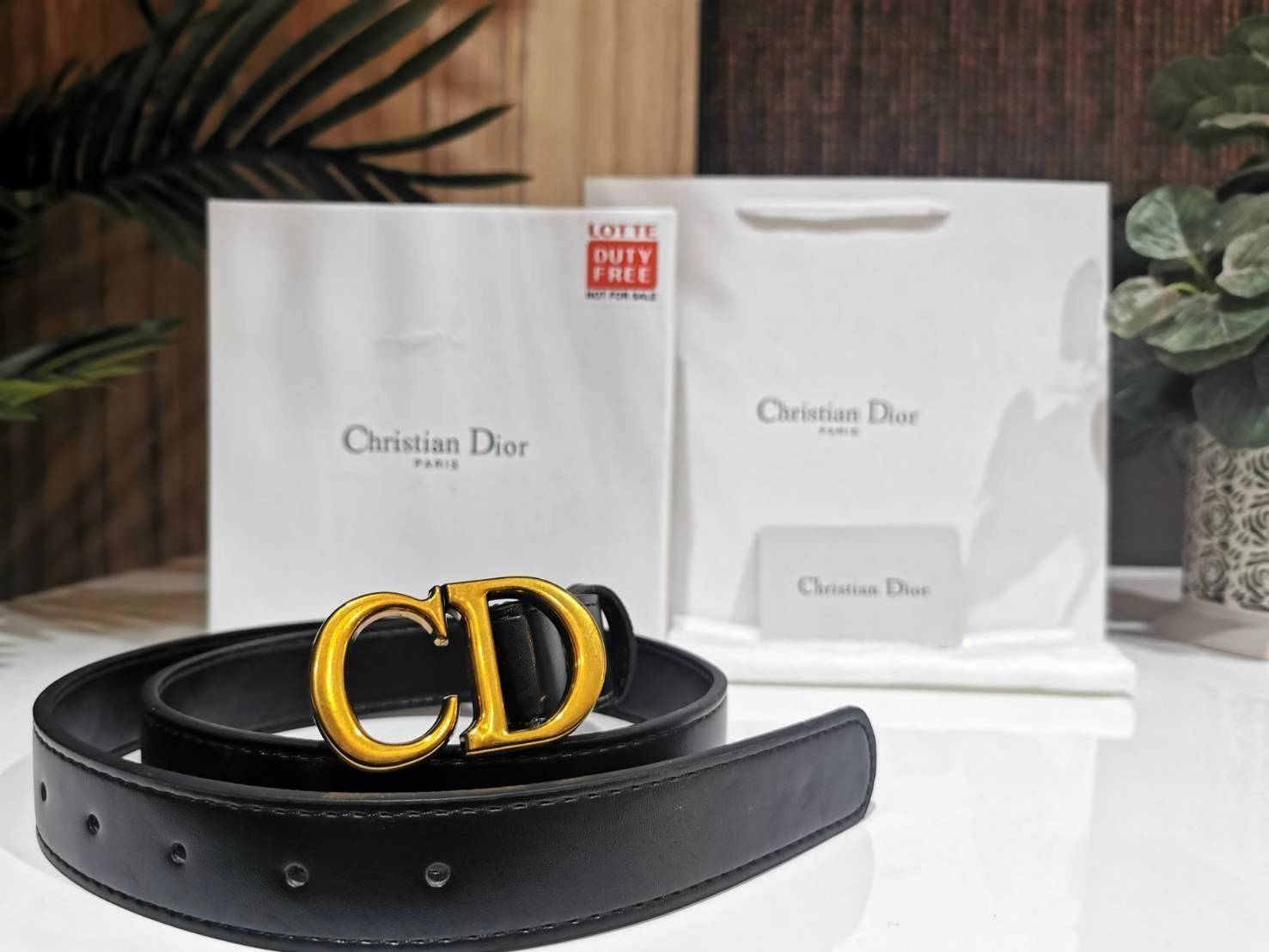 Christian Dior Belt Embossed "CD" 3D Logo VIP Gift With Purchase (GWP) เข็มขัดหนังแท้พรีเมี่ยมกิ๊ฟ Limited จาก Christian Dior Perfume Dutyfree ดีไซน์สุดคลาสสิคสไตล์ Vintage วัสดุ 3D Gold metal สายหนังสีดำปรับระดับได้ เข้าได้กับทุกลุ๊คสไตล์การเเต