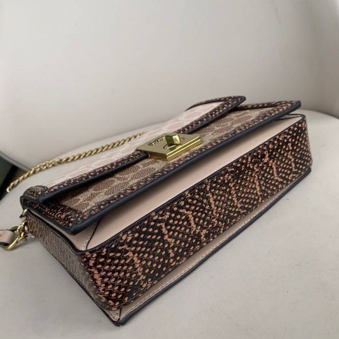 COACH HUTTON SHOULDER BAG IN SIGNATURE CANVAS sold out ไปกันทั่วหน้าในหลายประเทศ กับกระเป๋าสะพายที่สุดของความหรู ดีไซน์คลาสสิควินเทจ ลูกเล่นสีแทนสนิมตัดกับอะไหล่สีทองเหลืองดูย้อนยุคและหรูหรา วัสดุหนังแคนวาสสลับหนังแท้ สายสะพายโซ่สลับหนัง ปรับสะพายได้ 2 แบ