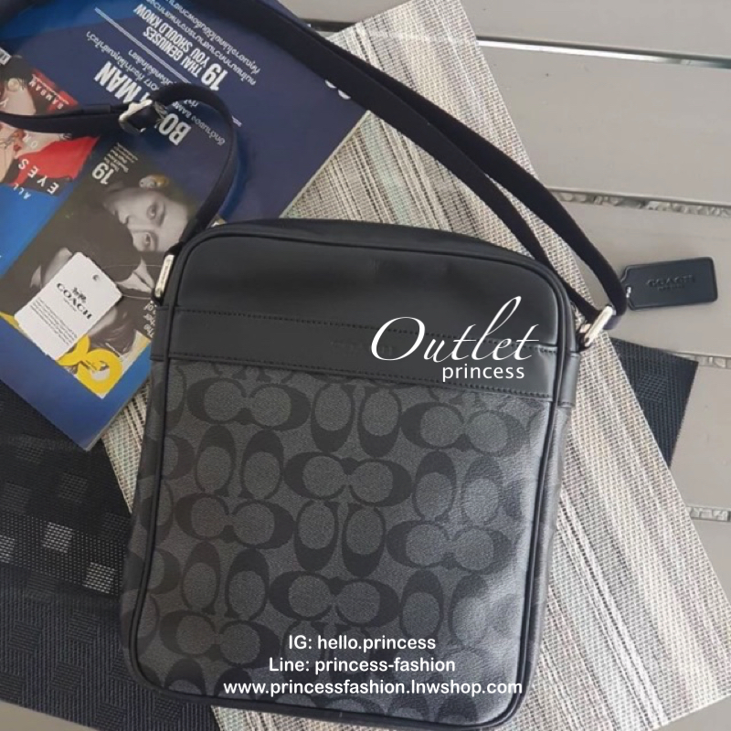 Coach Men crossbody bag Best seller! กระเป๋าข้างรุ่นยอดฮิตของคุณผู้ชาย วัสดุหนังลาย signature brand รอบใบ ด้านหน้ามี logo brand มีช่องหน้าหลัง ช่องหลักเปิดปิดด้วยซิป ใส่ wallet ยาว mini iPad ได้ มีช่องซิปเล็ก สายสะพายยาสปรับได้ค่ะ