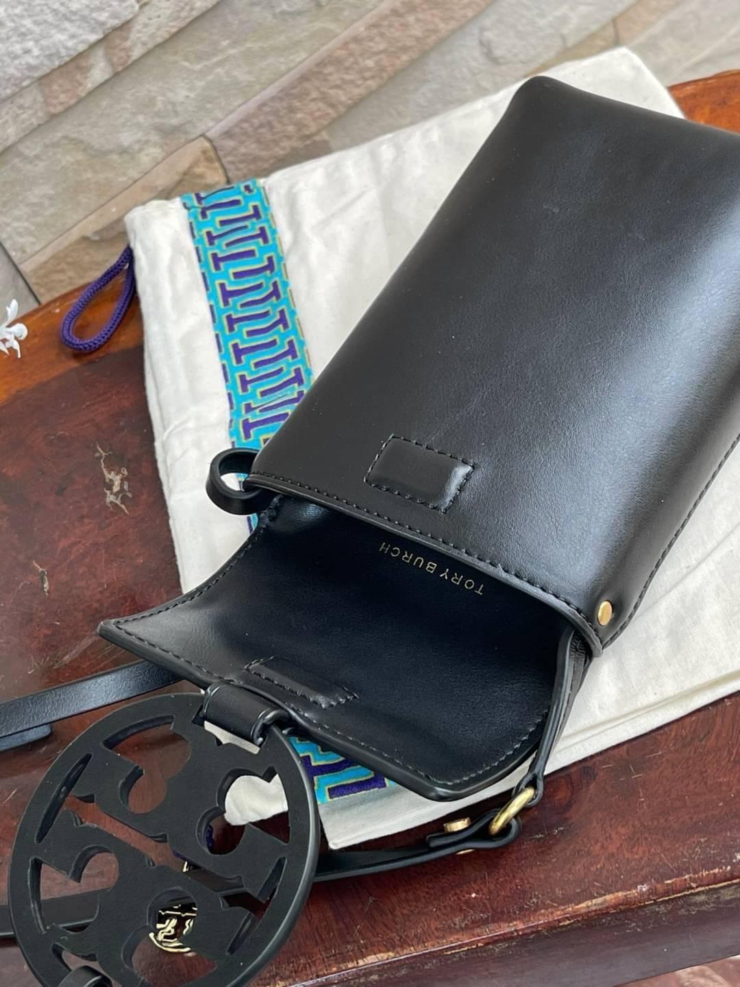 TORY BURCH MILLER METAL PHONE CROSSBODY อีกหนึ่งกระเป๋าใส่มือถือรุ่นฮิตที่เชื่อว่าหลาย ๆ คนต้องเคยเห็นผ่าน ๆ ตามาอย่างแน่นอน กับแบรนด์ Tory Burch ดีไซน์กระเป๋าทรงฝาพับแม่เหล็กใช้งานง่าย มาพร้อมดีเทล Logo สีเดียวกับเฉดสีของกระเป๋า แต่ยังมีความน่ารักด้วยทรง