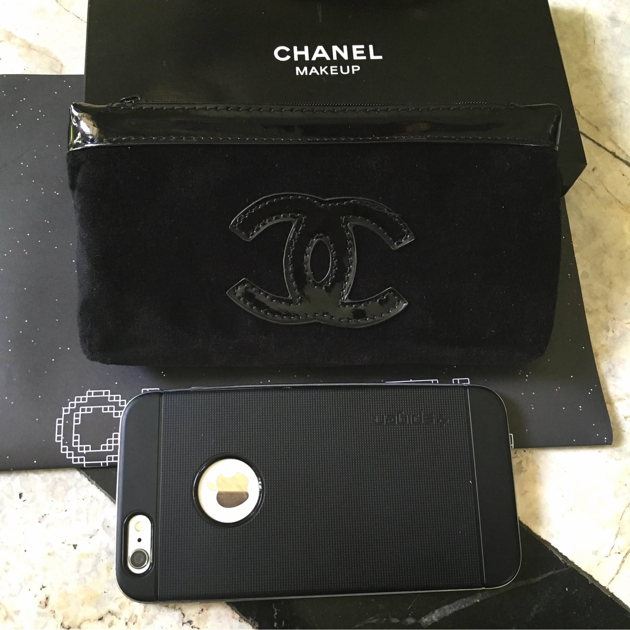 กลับมาอีกครั้งคะ! Gift set สุดหรู Chanel clucth vip gift จากเคาเตอร์แบรนด์ดัง เป็นกระเป๋าผ้าขนนิ่มอย่างดี เปิดปิดด้วยซิปปั้มแบรนด์ ติดโลโก้แบรนด์ด้านหน้า ขนาดกำลังดีคะ ถือแล้วสวยมากๆ ใส่มือถือได้ถึง iphone7+ หรือใส่เงิน คสอ.ได้สบายๆเลย สวยหรูมากค้า ให้เป็