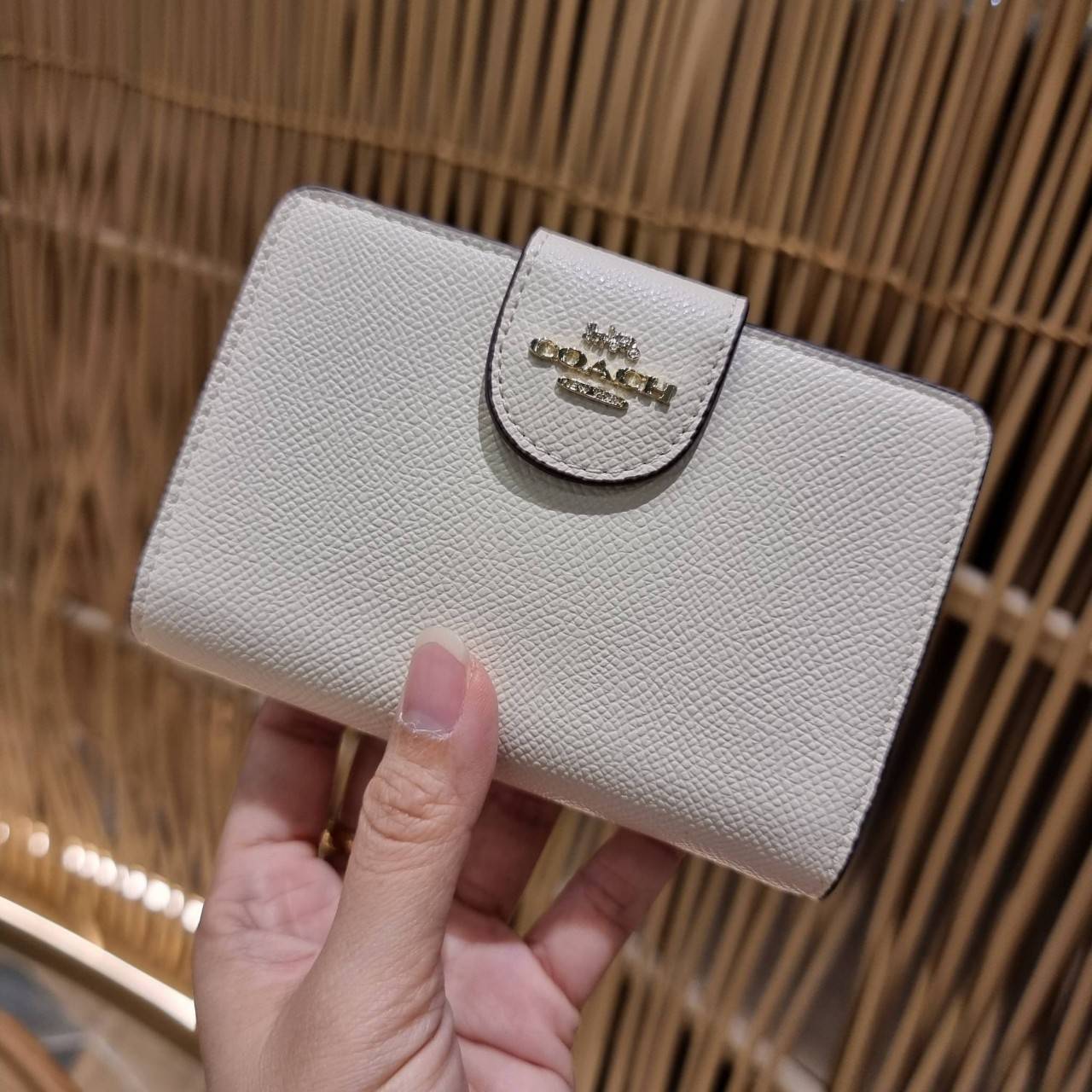COACH 6390 MEDIUM CORNER ZIP WALLET เดอะเบสท์รุ่นที่สาวๆตามหา!! ดีไซน์ใหม่ สวยสะกด!! กระเป๋าสตางค์ใบกลาง สีคลาสสิค เรียบแต่แฝงความหรู บอกเลยว่ามันละมุนมาก!! ด้วยวัสดุหนัง crossgrain ที่ดูแลรักษาง่าย และยังดูผู้ดี ถือใช้แล้วขับผิวทุกสี ภายในมีช่องใส่บัตรแล