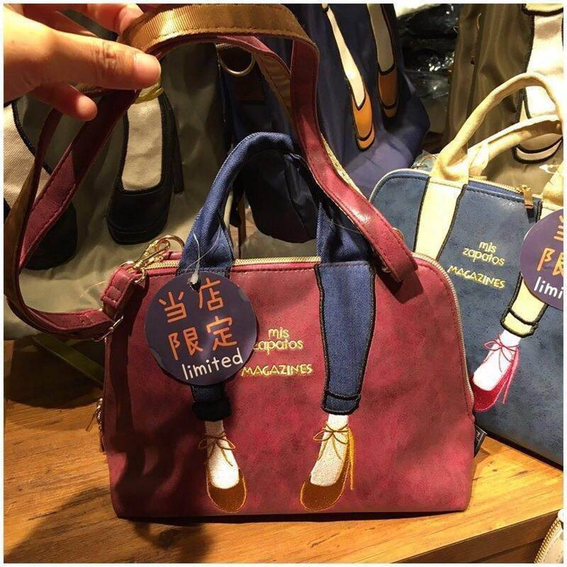 Mis Zapatos mini shoulder Bag กระเป๋าถือหรือสะพาย แบรนด์ดังจากญี่ปุ่น วัสดุหนัง pu เปิดปิดด้วยซิป ภายในแยกช่องเป็นสัดส่วน มาพร้อม สายสะพายยาวปรับ freesize ค่ะ ขนาดกำลังดี น้ำหนักเบา Rare item ค่ะ