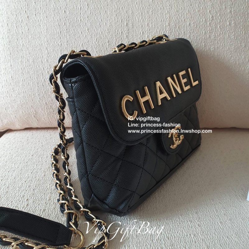 CHANEL VIP GIFT SHOULDER BAG รุ่น LIMITED จากงาน VIP GIFT(GWP) ของแท้100% วัสดุหนังคาเวียร์เต็มใบ ด้านหน้าประดับโลโก้ทองสุดหรู เปิดปิดด้วยหมุดหมุน CC ด้านในมีซิปอีกชั้น อะไหล่ทองทั้งใบ ในใส่ของได้เยอะ มาพร้อมสายสะพายสายโซ่สลับหนังมีที่รองบ่าถนอมไหล่(ถอดไม