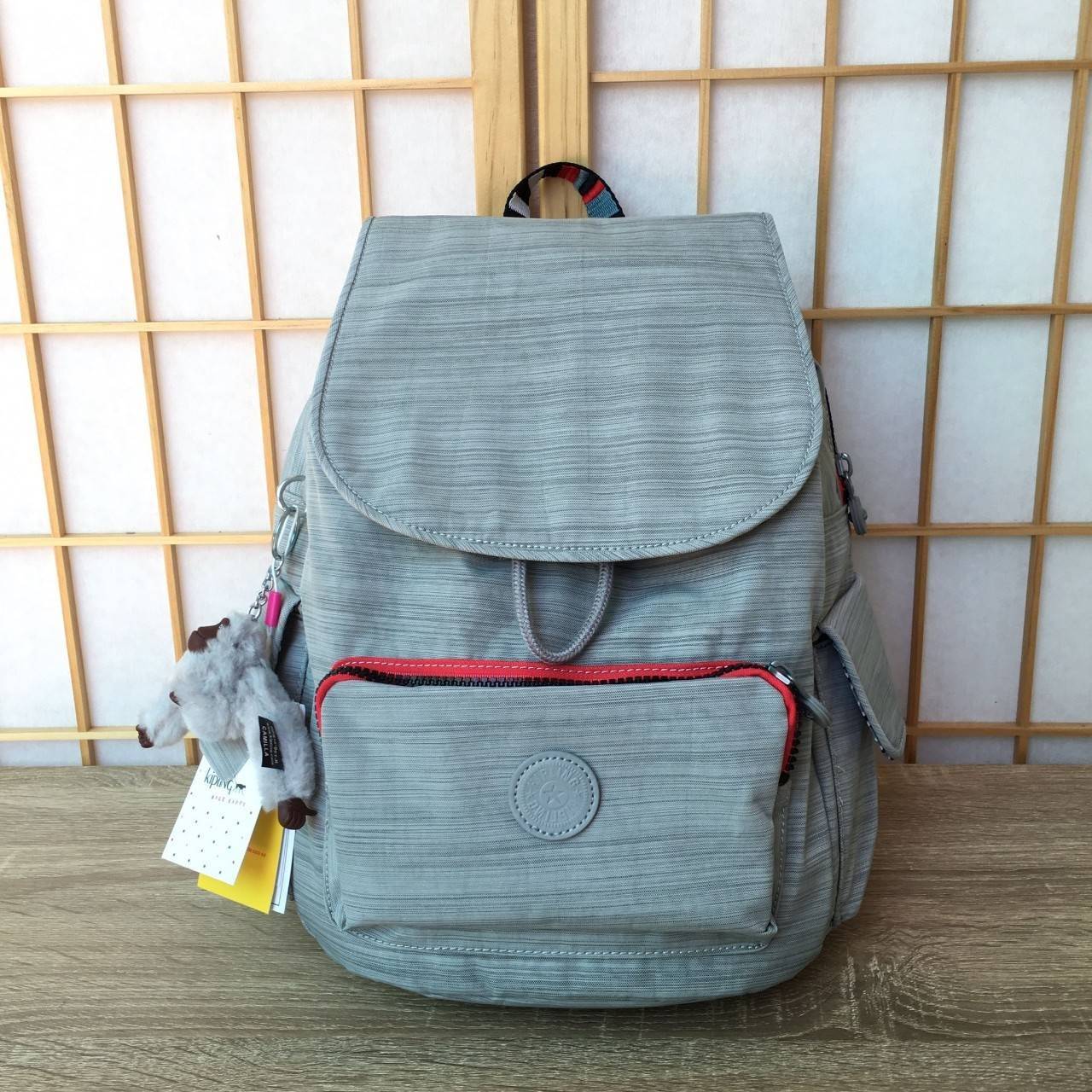 Kipling City Pack S K14275 Kipling มาพร้อมดีไซน์ทันสมัย สนุกสนาน ใช้งานได้อย่างคล่องตัว ด้วยสีและลายสุดคลาสสิก โดดเด่นด้วยพื้นที่ภายในและช่องต่างๆ ที่ให้คุณจัดเก็บของสำคัญได้ครบถ้วน