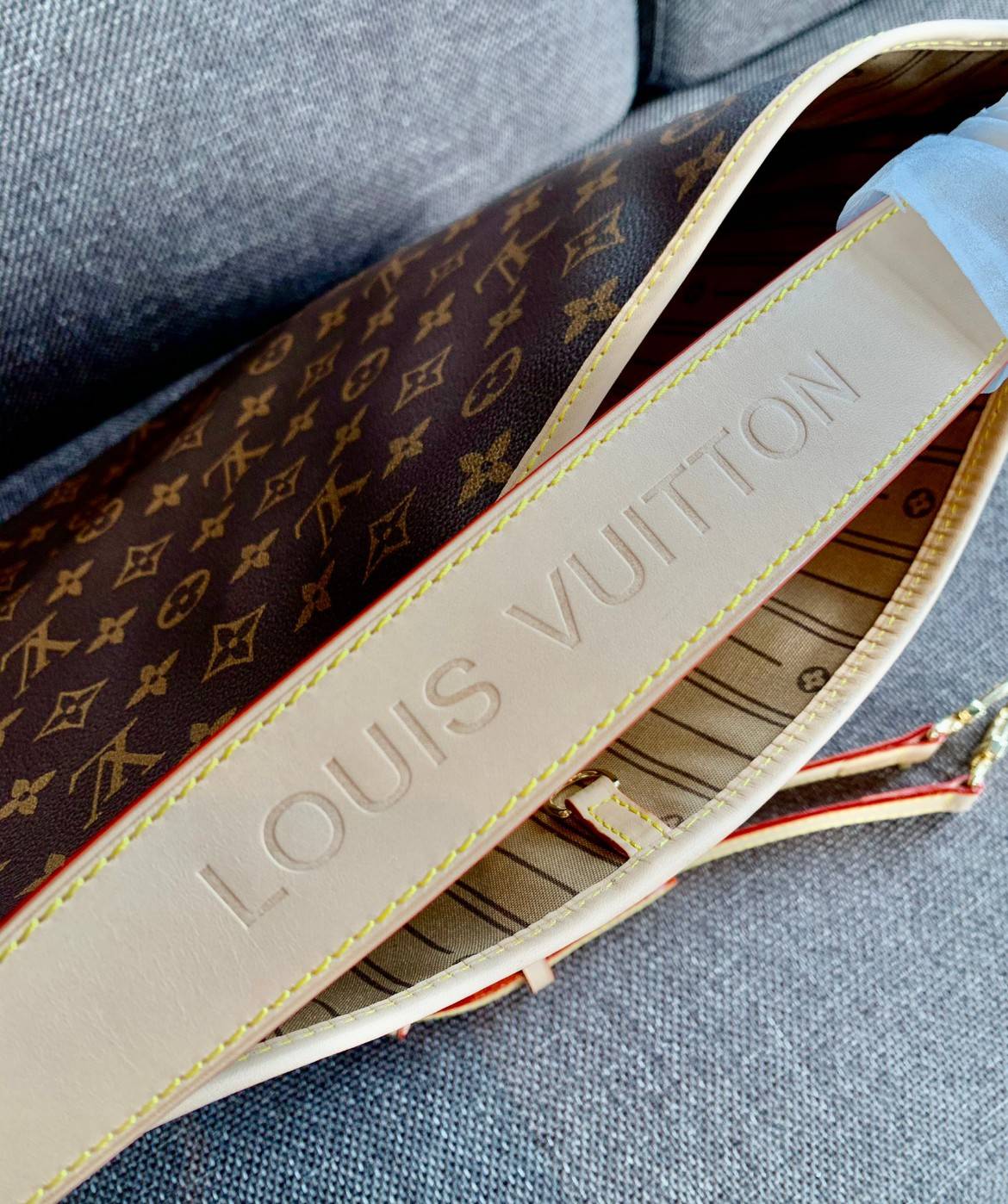 Large: ชอบๆใบใหญ่ ใส่ได้เยอะจริงๆค่าา!! LOUIS VUITTON MONOGRAM DELIGHTFUL ((PREMIUM GIFT LV)) พร้อมส่งค่ะสาวๆ กระเป๋าทรงสูง ใบใหญ่ หนังแกะสังเคราห์ นิ่มสวย ขอบหนังขัดสีธรรมชาติ หูหิ้วปั้มโลโก้LV สวย ปากกระเป๋ามีตัวคล้องให้นะคะ; ภายในกว้างมากๆสำหรับรุ่นนี้