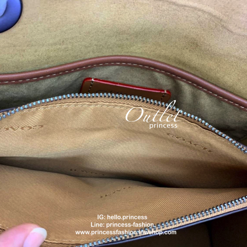 COACH PARKER SIGNATURE SHOULDER BAG กระเป๋าสะพายข้าง/ crossbody หนังแกะแท้ น้ำหนักเบา สวยหรู เปิดปิดกระเป๋าแบบหมุนล็อค อะไหล่รูปเป็นดอกคามิเลีย ภายในกระเป๋ากว้าง แบ่ง 2 ช่องหลัก ช่องซิปคั่นกลางเป็นสัดส่วน ใส่ wallet ยาว ของส่วนตัวใช้ได้ บุหนังกลับผสมกำมะห