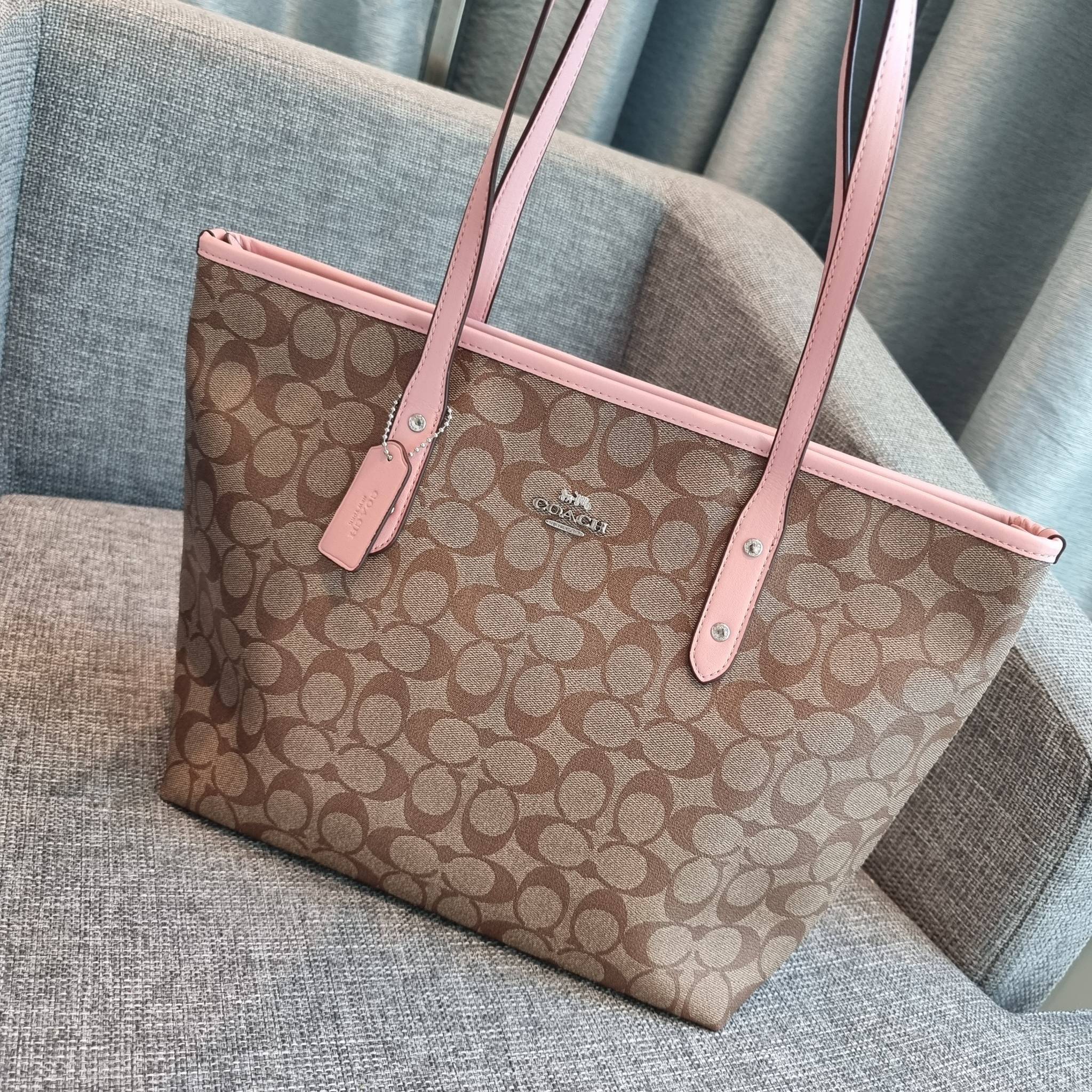 OUTLET 】COACH F58292 CITY ZIP TOTE IN SIGNATURE 16" รุ่นขายดี!! ไซส์ใหญ่ สีสวยมาให้แบบจัดเต็ม!! กระเป๋าถือทรงโท้ทใบใหญ่ สวยน่าใช้ทุกสี สะพายคล้องไหล่ได้เก๋ๆ จุของแน่นๆไปเลยจ้า!! วัสดุหนังแคนวาสคุณภาพ ปากกระเป๋าเปิด-ปิดด้วยซิป กันของหล่นได้ ถือไปไหนก็