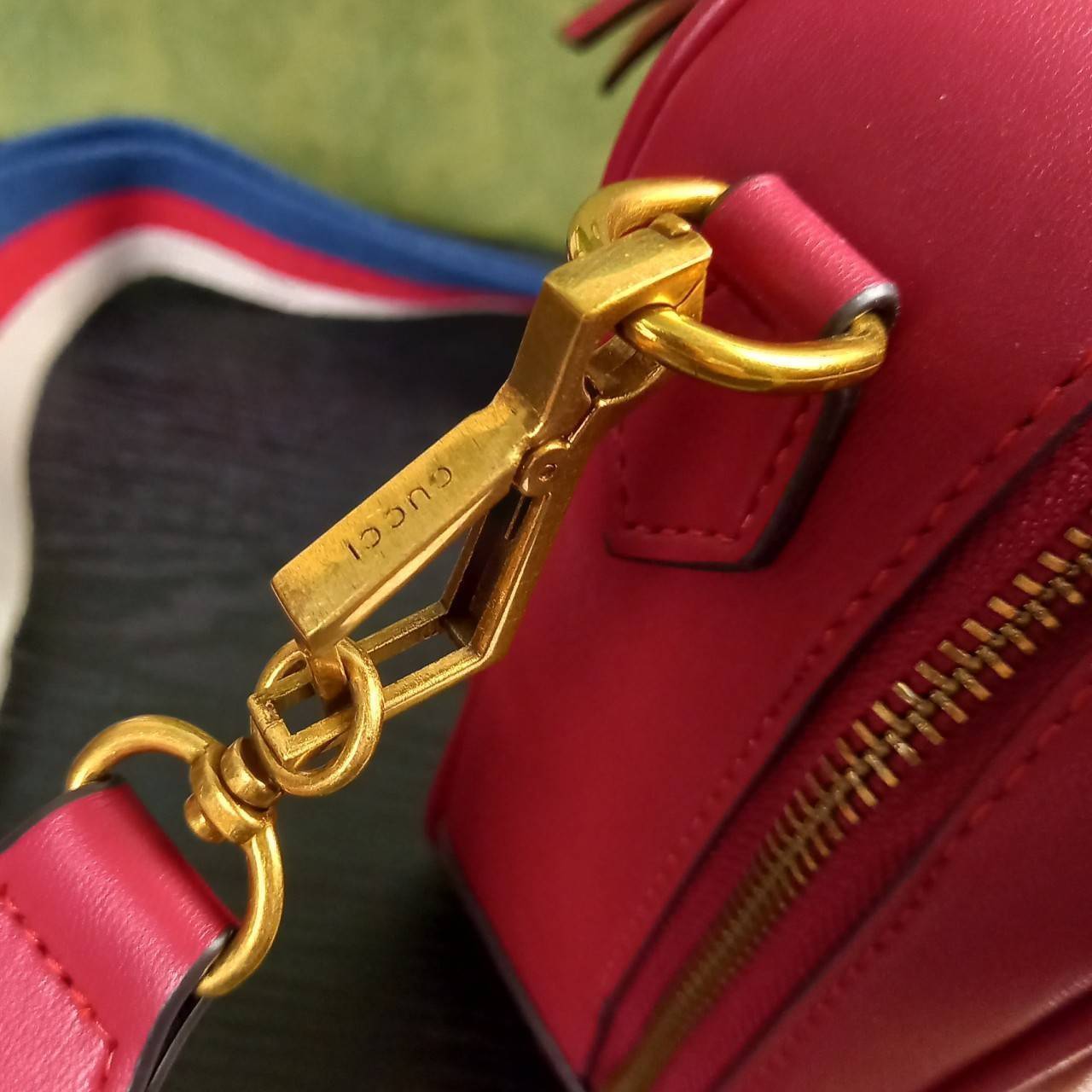 VIP GUCCI GG MARMONT TOP HANDLE SHOULDER BAG / BOLSA GG MATELASSE กระเป๋าถือ กระเป๋าสะพาย คอลเลคชั่นสุดหรู มาพร้อมสายสปอร์ตสะพายยาว สามารถปรับระดับได้ ถอดได้ เป็นอีกรุ่นที่โดดเด่นมากๆ การใช้งานคล้องตัวสุดๆ โดดเด่นด้วยโลโก้ GG ขนาดใหญ่เป็นเอกลักษณ์