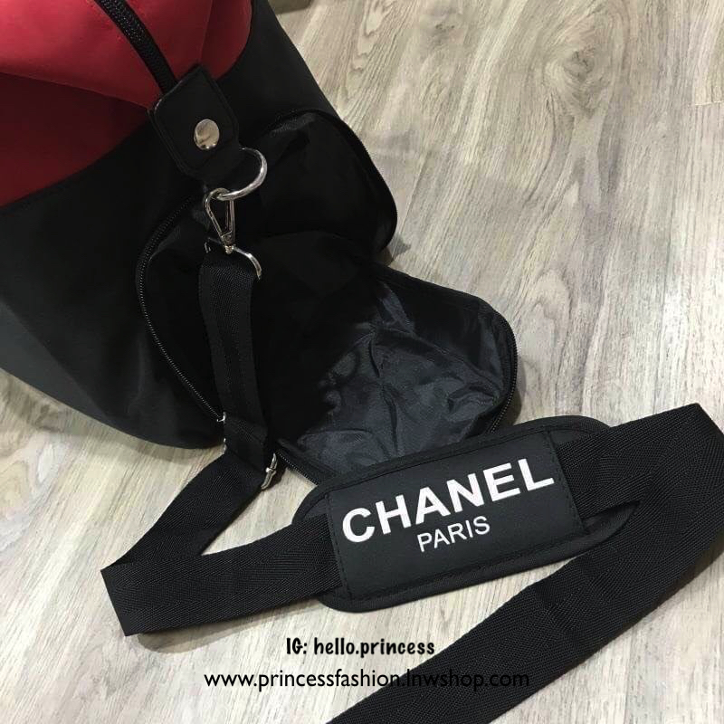 CHANEL VIP GIFT Large Travel Bag กระเป๋าเดินทาง Gift With Purchase รุ่น Limited พรีเมี่ยมกิ๊ฟของเเท้จาก Chanel Perfumes Counter วัสดุ NYLON เนื้อหนาสีทูโทนดำแดงสกรีนโลโก้ด้านหน้า เปิดปิดด้วยซิป หัวซิปแบรนด์ ใบใหญ่จุใจ พิเศษ! มีช่องใส่รองเท้าด้านข้างแยกเป็